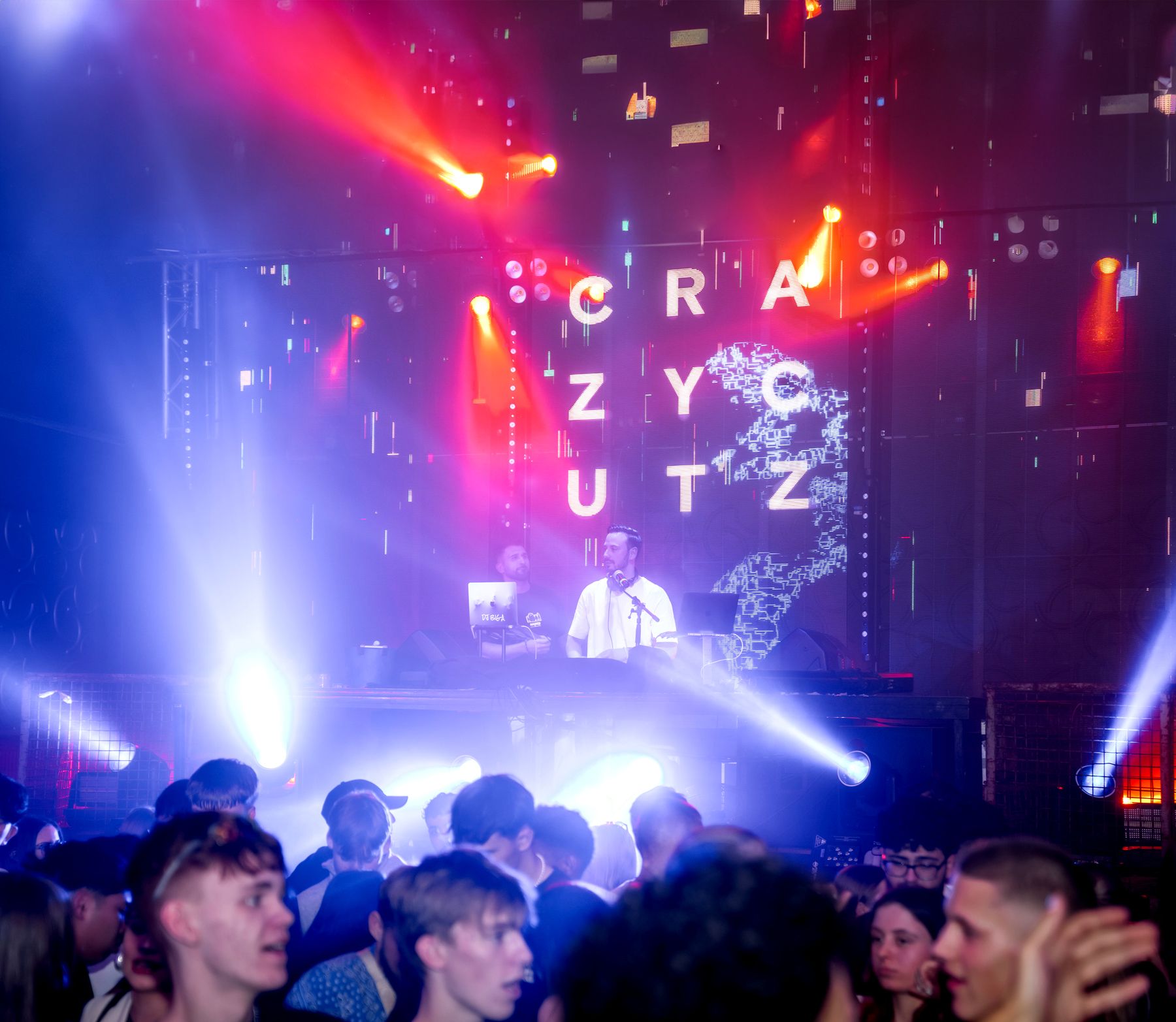 CRAZY CUTZ live im Club, Logo auf der LED-Wand